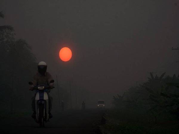 Pemandangan matahari kemerahan akibat jerebu dirakam di Jalan Sri Aman - Lingga, Sarawak. - Foto Bernama