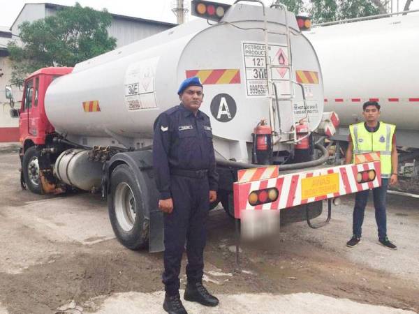 Lori tangki yang digunakan membawa diesel yang dipercayai diseleweng di pelantar ikan Ah Moi, Kuala Kedah, dekat sini.Foto: Ihsan PPM