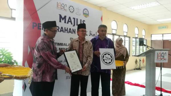 Dari kiri Mohd Ghazali menyerahkan sijil halal kepada Pengerusi IASC Holdings Sdn Bhd, Datuk Dr Ahmad Munawar Abdul Jalil dan Pengarah Urusan IASC, Mohd Zamri ibrahim.