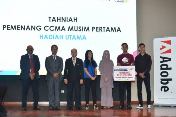 Mohd Ghazali bergambar bersama pemenang pertandingan CCMA 2019 pada Majlis Penyampaian Hadiah Pertandingan Creative Content Master Award (CCMA) 2019 dan pelancaran Pertandingan CCMA 2020 di Dewan Za'ba Kementerian Pendidikan Malaysia di sini hari ini.