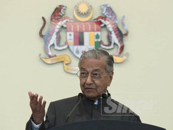 Dr Mahathir berucap pada sidang media sempena Mesyuarat Jawatankuasa Khas Kabinet mengenai anti-rasuah (JKKMAR) di Putrajaya. -Foto Sinar Harian ZAHID IZZANI