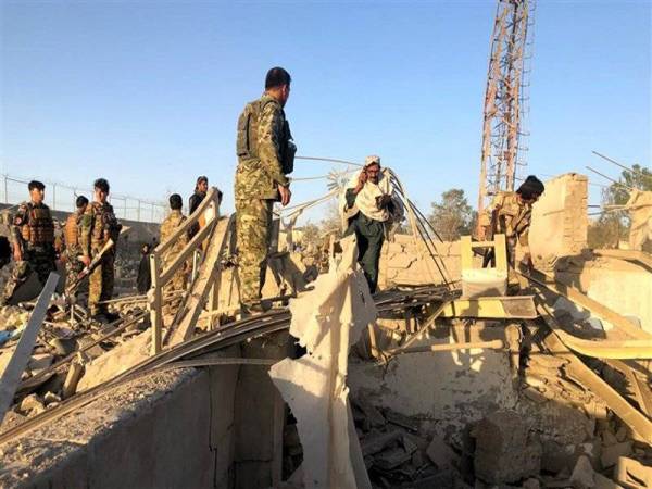 Anggota keselamatan dan orang awam memeriksa tapak serangan di Zabul. Foto: AFP