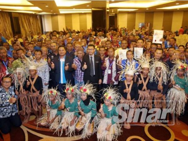 Saiful Zahlan merakamkan gambar bersama batin-batin di negeri Pahang pada Program Peningkatan Profesionalisme Pemimpin Masyarakat Orang Asli Negeri Pahang di Hotel Sri Manja Boutiqe di sini hari ini.