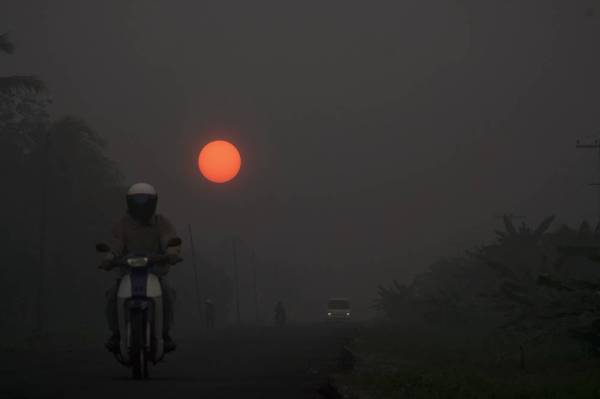 Pemandangan matahari kemerahan akibat jerebu di Jalan Sri Aman - Lingga yang dirakam pada 7 pagi ini.- Foto Bernama