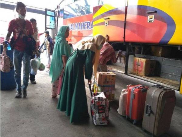 Sebahagian penumpang baru tiba di Medan mengambil barang-barang yang dibawa dari Riau. - Foto Kompas