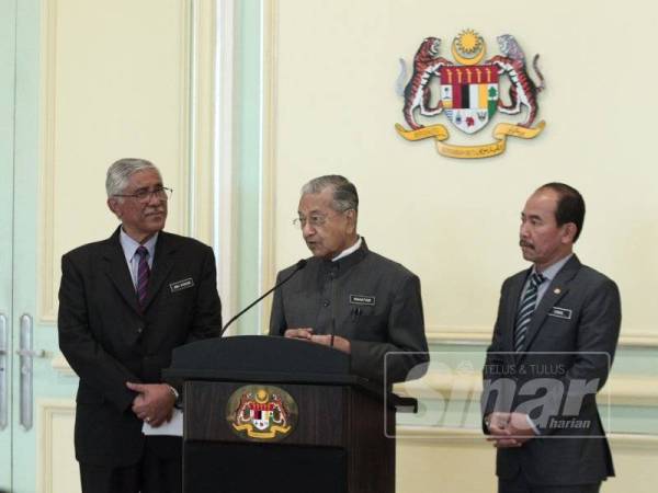 Dr Mahathir Mohamad berucap pada sidang media sempena Mesyuarat Jawatankuasa Khas Kabinet mengenai anti-rasuah (JKKMAR) di Putrajaya. -Foto Sinar Harian ZAHID IZZANI