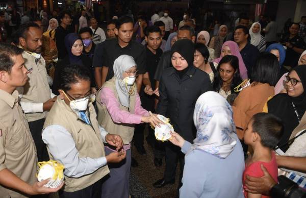 Dr Wan Azizah (tiga dari kiri) bersama Ketua Pengarah Agensi Pengurusan Bencana Negara (NADMA) Datuk Mohtar Mohd Abd Rahman (dua dari kiri) mengedarkan topeng secara percuma kepada orang ramai berikutan keadaan jerebu yang semakin kritikal di ruang legar KL Sentral hari ini.
