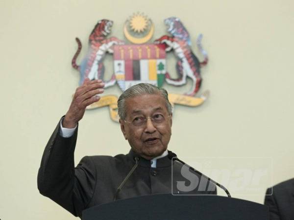 Dr Mahathir berucap pada sidang media sempena Mesyuarat Jawatankuasa Khas Kabinet mengenai anti-rasuah (JKKMAR) di Putrajaya. -Foto Sinar Harian ZAHID IZZANI