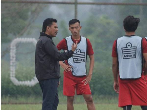 Abu Bakar berkata sesuatu kepada pemain pada sesi latihan menjelang pertemuan dengan PJ City FC: Foto: PKNP FC