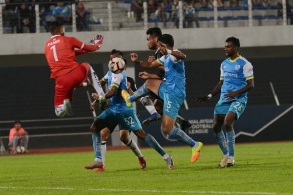 Pemain pasukan Pahang Saddil Ramdani cuba menjaringkan gol pada aksi Kumpulan C Piala Malaysia menentang pasukan Pulau Pinang di Stadium Bandaraya malam kelmarin. FOTO: BERNAMA.