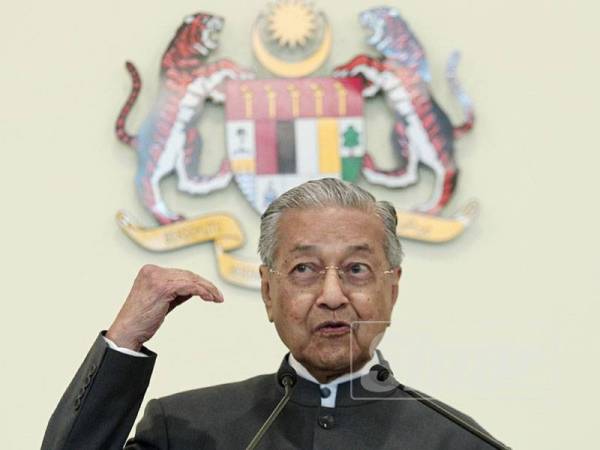 Dr Mahathir berucap pada sidang media sempena Mesyuarat Jawatankuasa Khas Kabinet mengenai anti-rasuah (JKKMAR) di Putrajaya. -Foto Sinar Harian ZAHID IZZANI