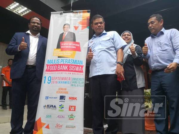 Saifuddin (tiga dari kanan) merasmikan Food Bank Siswa Peringkat Negeri Sembilan di USIM. -Foto Sinar Harian 