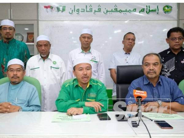 Ahmad (tengah) pada sidang media di Kompleks Pas Kedah hari ini. Turut kelihatan Jamil Khir (kanan).