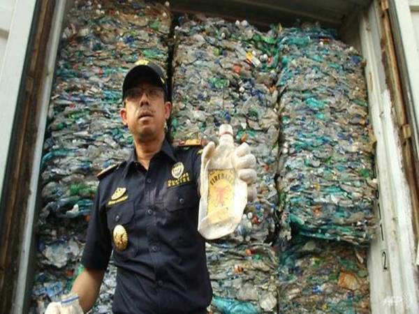 Heru Pambudi menunjukkan antara sisa plastik di Terminal Kontena Antarabangsa Jakarta di Jakarta, semalam. Foto AFP 