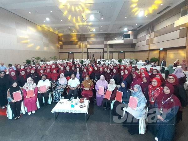 Amirudin bergambar bersama tenaga pengajar dan pelatih Akademi Kepimpinan Wanita pada Majlis Pelancaran Akademi Kepimpinan Wanita (AKW) di SACC hari ini.