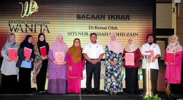 Amirudin (lima dari kanan) dan Exco Kesihatan, Kebajikan, Pemberdayaan Wanita dan Keluarga Selangor, Dr Siti Mariah Mahmud (lima dari kiri) bersama tenaga pengajar Akademi Kepimpinan Wanita (AKW) pada Pelancaran AKW Peringkat Negeri Selangor di Pusat Konvensyen Shah Alam (SACC) hari ini. -Foto Bernama
