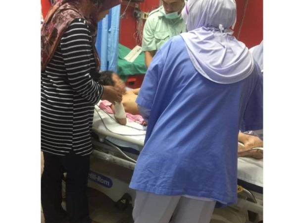 Nor Damia Maisara yang cedera dibawa ke hospital menerima beberapa jahitan pada lengan dan anggota badan lain. - Foto FB Kak Ton Pattani