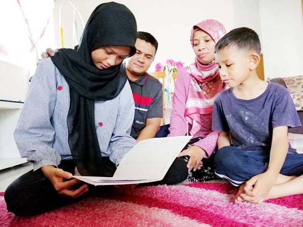 Junaidah dan suami, Mohd Fadil mengharapkan pembedahan ke atas Wardina Fatihah dapat dilakukan selepas anaknya menderita sakit tulang belakang bengkok sejak empat tahun lalu.