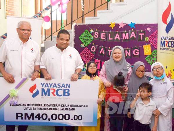 Yayasan MRCB memberi sumbangan RM40,000 bagi membantu membaik pulih prasarana sekolah.