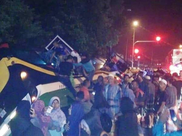 Gambar yang tular di laman sosial semalam menunjukkan orang ramai cuba membantu pelajar sekolah keluar dari bas tersebut.