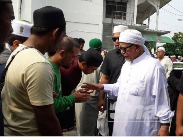 Abdul Hadi bersalaman dengan rakyat yang hadir kuliah Dhuha di Masjid Rusila hari ini.