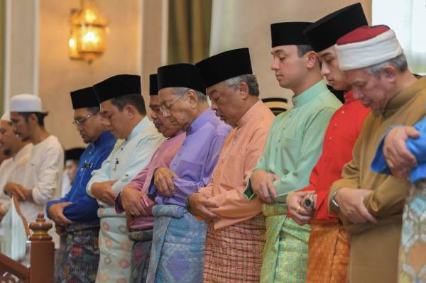 Al-Sultan Abdullah (empat dari kanan), berkenan menunaikan Solat Jumaat di Surau Utama Istana Negara hari ini. Turut kellihatan, Perdana Menteri Tun Dr Mahathir Mohamad (lima dari kanan) dan Menteri Pertahanan Mohamad Sabu (enam dari kanan).
