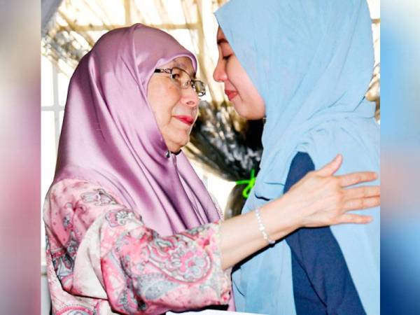 Wan Azizah menenangkan Nour Shafinar ketika menziarahi ke kediaman Nour Shafinar di Kem Wardieburn hari ini.