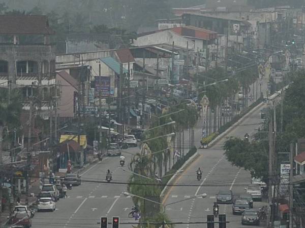 Kawasan sekitar Narathiwat yang diselubungi jerebu hari ini. - Foto: AFP