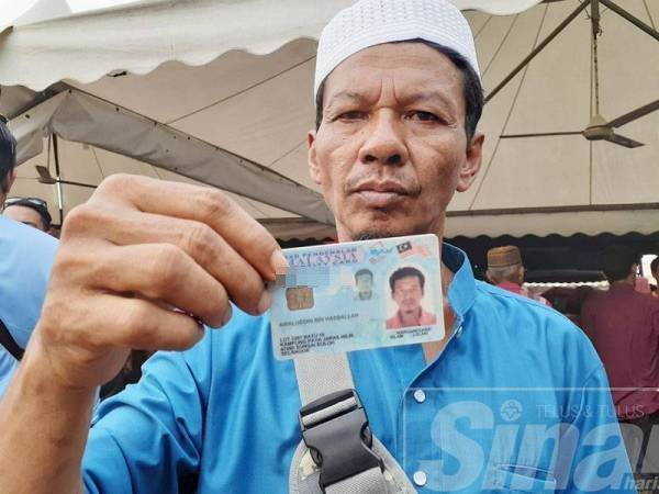 Awaluddin menunjukkan kad pengenalannya kepada media.