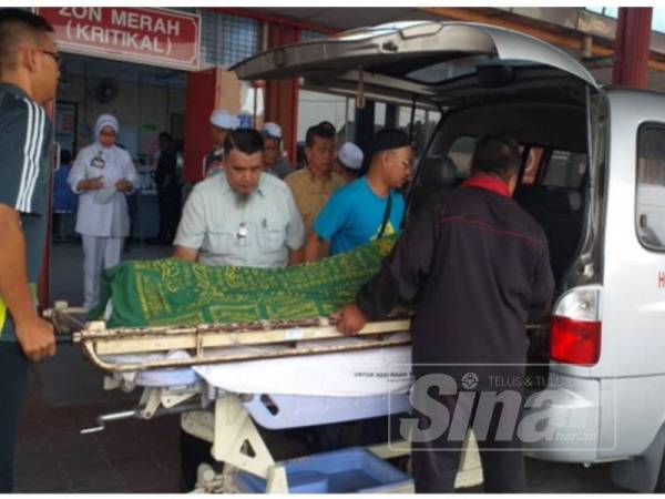 Jenazah dibawa keluar dar Hospital Pontian ke Serkat untuk dikebumikan.