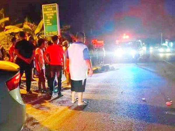 Mangsa maut apabila motosikal yang ditungganginya bertembung dengan sebuah kereta di Jalan Pasir Mas-Kota Bharu berhampiran Kampung Kasar malam tadi. - Foto ihsan pembaca