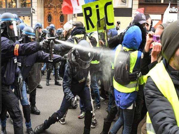 Polis Perancis dan perusuh ves kuning bertempur semasa tunjuk perasaan di Paris beberapa bulan lalu.