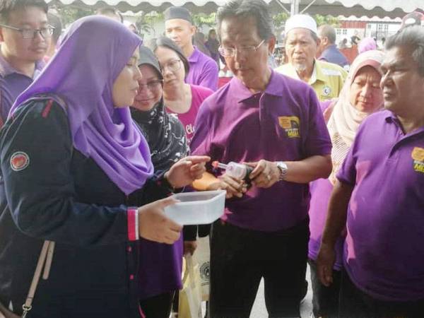 Dr Mohd (dua dari kanan) bersama Setiausaha Politik Yang Berhormat Menteri Kesihatan, Dr Syed Azman Syed Ahmad Nawawi (tengah) mendengar penerangan oleh salah seorang peserta pameran sempena Program Gotong-royong Mega Perangi Aedes Siri 2 peringkat negeri di Taman Purnama, Kampung Tok Adis, Kuala Ibai di sini