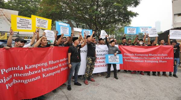 Azrul Azri (depan kanan) bersama pemuda yang mendakwa sebagai waris dan pemilik tanah di Kampung Baru mengadakan Himpunan di luar pekarangan Dewan Perdana Felda, Kuala Lumpur hari ini.
Foto: ROSLI TALIB