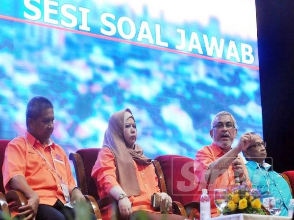 Khalid memberi penerangan kepada pemilik tanah semasa sesi soal jawab Sesi Town Hall Menteri Wilayah Persekutuan Bersama Pemilik Tanah Kampong Bharu di Dewan Perdana Felda. FOTO SINAR: ROSLI TALIB