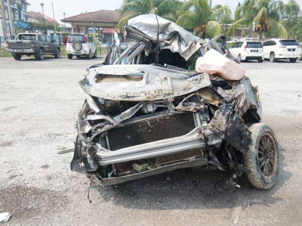 Keadaan kereta mangsa remuk selepas terjatuh ke dalam gaung.