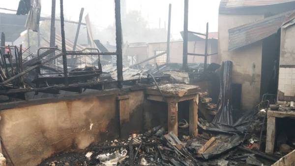 4 rumah hangus, penghuni tinggal sehelai sepinggang