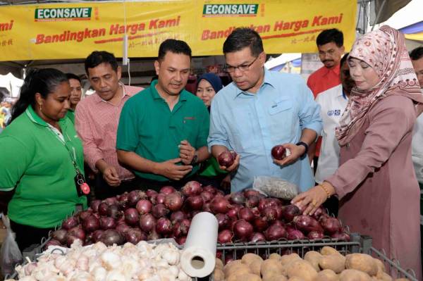 Saifuddin Nasution (dua dari kanan) melihat bawang besar yang dijual dengan harga RM1.99 sekilogram pada Majlis Pelancaran Fiesta Kempen Beli Barangan Malaysia Zon Utara di Tasik Darulaman Park, Bandar Darulaman, hari ini. Foto:
Bernama