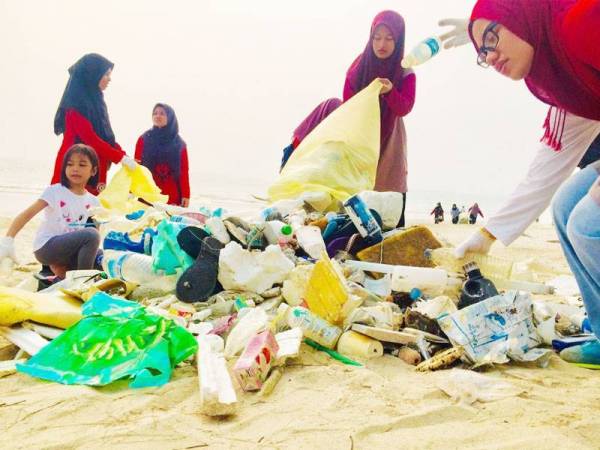 Penuntut UIAM yang terlibat dalam program itu mengumpulkan kesemua sampah sarap yang dikutip bagi tujuan pengasingan sampah di Pantai Pelindung semalam. - FOTO NORAZWANI YUSOF