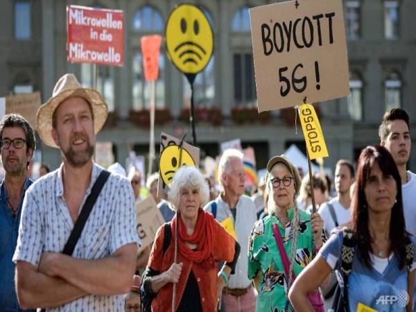 Sebagai tanda protes ribuan penduduk mengadakan tunjuk perasaan di hadapan bangunan Parlimen Switzerland dalam usaha menghentikan pembinaan antena 5G yang lebih padat. - FOTO: AFP