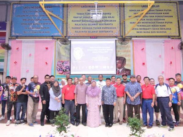 Fuziah (tengah) bergambar selepas merasmikan kejohanan di SMJK Tanah Putih.