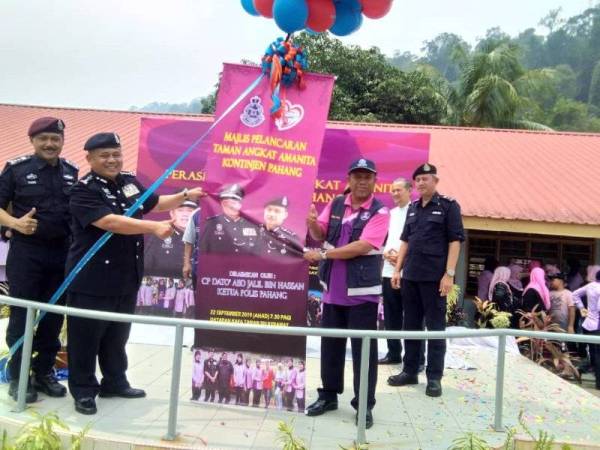 Abd Jalil (dua dari kiri) menerima plak sebagai simbolik perasmian Taman Angkat Amanita di Taman Sri Keramat di Maran hari ini.