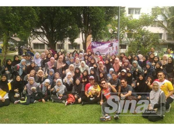 Zuraida bersama sukarelawan Universiti Teknologi Mara (UiTM) Puncak Alam yang terlibat dalam program itu di Pangsapuri 940 Jalan 3/3 Pandah Indah.