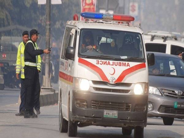 Sekurang-kurangnya 23 orang terbunuh dan 18 yang lain cedera apabila sebuah bas terjatuh ke dalam sebuah gaung di barat laut Pakistan. - FOTO REUTERS 