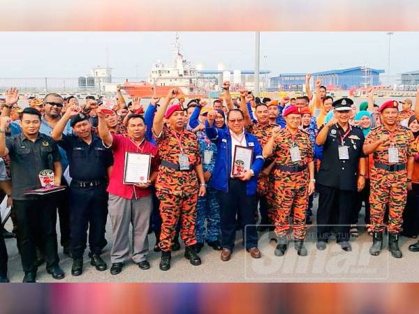 Amer (lima dari kanan) merasmikan Majlis Penutup Latihan Amal Ops Mex Kijang Kali Ke-21 Tahun 2019 di Tok Tabi Supply Base di sini hari ini.