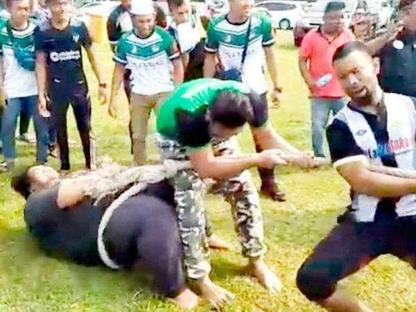 Aksi Ahmad Basyir yang dirakam ketika acara tarik tali sempena Himpit 2019 di Padang Memorial Batu Bersurat Kampung Buluh, Hulu Terengganu.