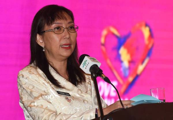 Menteri Industri Utama, Teresa Kok menyampaikan ucapan perasmian Program Suai Kenal Minyak Sawit (POFP) ke-39 di sini hari ini. - Foto Bernama