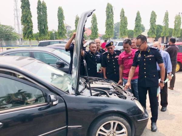 Hanif Yusabra (dua dari kanan) bersama barisan pegawai melawat tapak letak kereta lelongan yang dilakukan pihaknya hari ini.