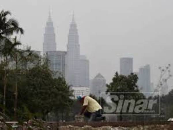 Menara Petronas diliputi jerebu.