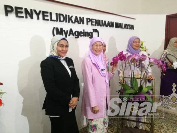 Wan Azizah (dua dari kiri) selepas merasmikan Kompleks Institut Penyelidikan Penuaan Malaysia (MyAgeing) di Universiti Putra Malaysia (UPM) di sini hari ini.